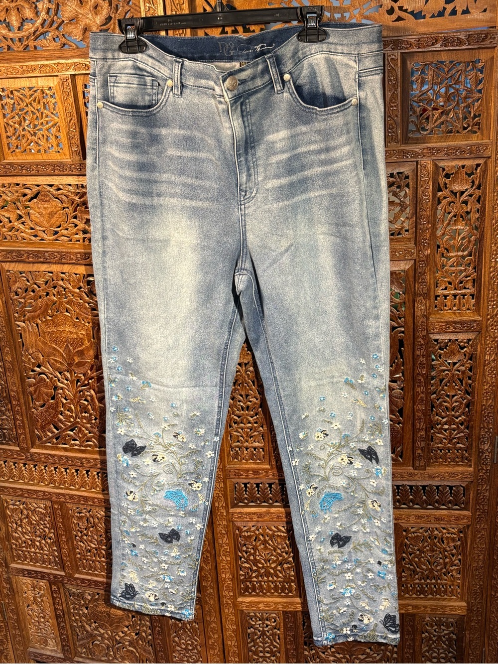 DG2 by Diane Gilman Light Blue Embroidered Floral Straight Leg Jeans